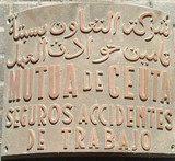<div class=lightGallery-captions><p>Placa Sucursal de Tetuán</p><p>Placa situada en la sucursal de Tetuán, durante el protectorado español en Marruecos de Mutua de Ceuta</p><h4>Material cedido por 115 - CESMA</h4><span>1934</span></div>